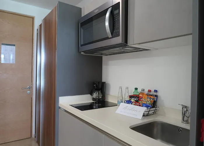 The Shore - Chic Getaway - Steps Away Apartamento